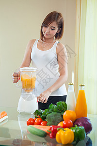blender在Blender制作水果滑冰的年轻女子饮食搅拌机混合器女士果汁排毒厨房榨汁机食物女孩背景