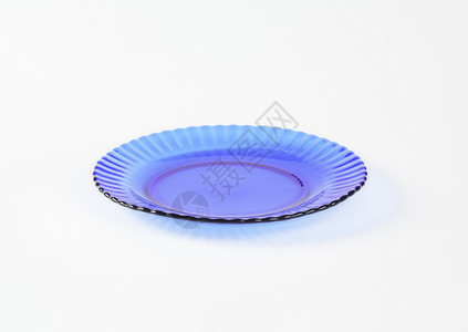 蓝玻璃沙拉盘盘子玻璃边缘轮缘蓝色漩涡圆形扇形餐具沙拉盘背景图片