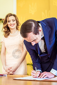 登记办公室的爱情夫妻男人桌子妻子证书庆典婚姻合同套装丈夫女士背景图片