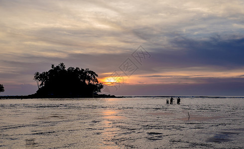 渔夫和家人一起 在美丽的阳光下检查网子行动家庭食物海滩工作钓鱼环境自然传统热带背景图片