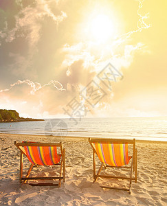 双甲椅在沙滩上 天空飞快高清图片