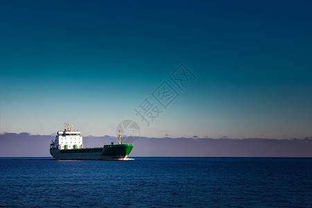 绿色货船出口海洋货运商业航行血管船运天空蓝色紫色高清图片
