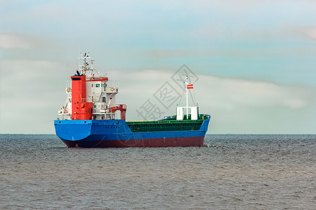 红色船蓝货船航海蓝色商业出口物流运输货运船尾海洋血管背景