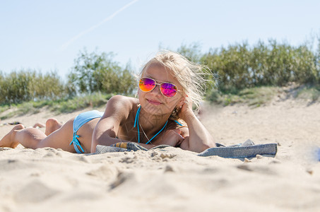 海滩上的少女女孩太阳日光浴紫外线乐趣背景图片