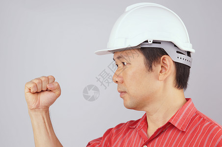 工程师穿红衬衫 白帽子打信号拳背景