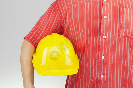 红衬衫工程师在白色背景上戴着黄帽子背景图片