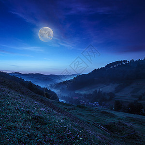 夜间山村的寒雾高清图片