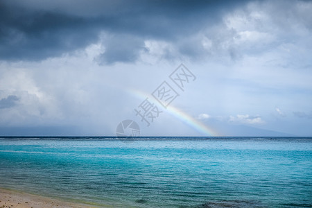 摩拉岛Temae海滩环礁湖上的彩虹海岸线风暴支撑环礁蓝色地标异国假期海岸热带背景图片