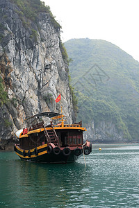 越南哈隆湾假期岩石运输贸易日出蓝色港口航海海滩地标背景图片