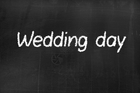 黑板上写着“婚礼日”的文字背景图片