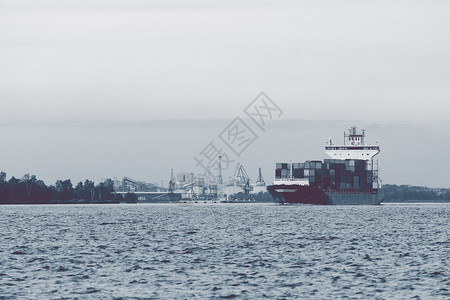 装水的容器全装集装箱船舶海洋戏剧性导航电影港口货运货物贸易商业蓝色背景