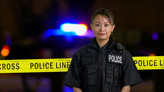 亚裔美国女警察在镜头中微笑磁带徽章犯罪收音机法律职业交通执法边界女警背景图片
