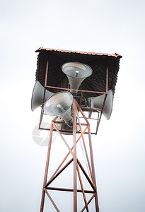 在高塔和长距离塔上广播的老式公共扩音器讲话邮政说话播送民众嗓音喇叭力量柱子车站背景图片