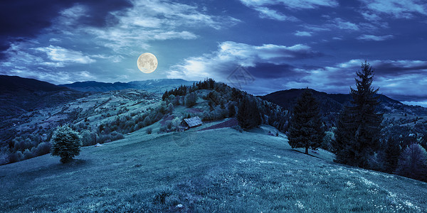 夜间在山中被弃绝的谷仓高清图片