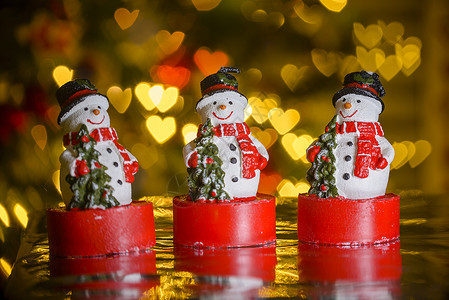 三个雪人三个圣诞雪人和心形灯庆典薄片装饰品季节性背景玻璃魔法气泡季节假期背景
