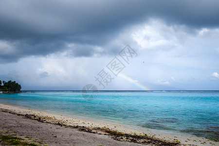摩拉岛Temae海滩环礁湖上的彩虹海洋蓝色假期旅行环礁旅游海岸地标支撑情调背景图片