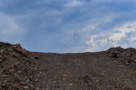 石英岩工业采石场的岩山倾弃天空复耕生态衬套材料尾矿金属农村土壤矿业背景