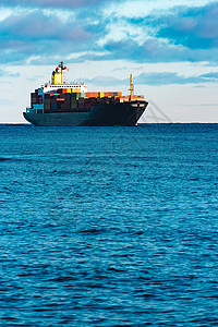 黑货货船进口运输航海红色海洋商业金属血管货物货运高清图片