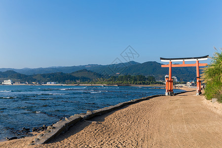 日本海岸线蓝天青岛神社背景