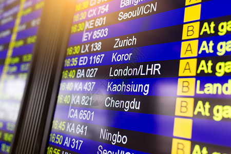 登机信息离境在机场候机楼显示板背景