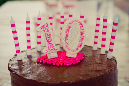 10岁生日蛋糕装饰糕点乐趣巧克力礼物糖果食物丝带派对甜点风格背景图片