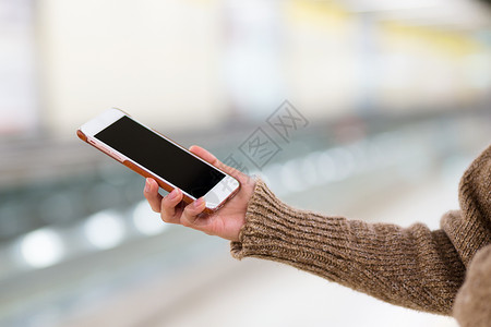 女性使用移动电话的情况中心互联网部门手机购物身体手指短信火车细胞背景图片