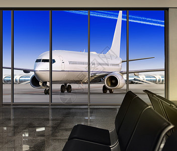 飞机路线日晒时在机场窗口中背景