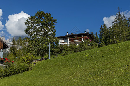 Cortina dAmpezzo 镇的住宅区 有草地和山脉 多洛米蒂 阿尔卑斯山 威尼托 意大利 欧洲山峰旅游家庭天空鹅卵石高度图片