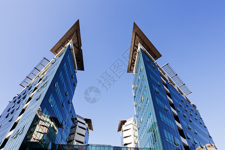 天空刮刀现代建筑 有玻璃面罩技术办公室中心反射投资太阳金融景观晴天市中心背景
