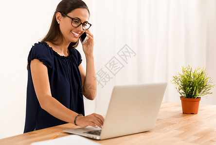 在我的家福菲斯工作电脑技术女孩女性呼唤办公室企业家互联网教育工作室背景图片