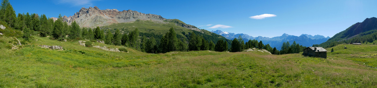 瓦尔马兰科的阿尔卑斯山夏季风景高清图片