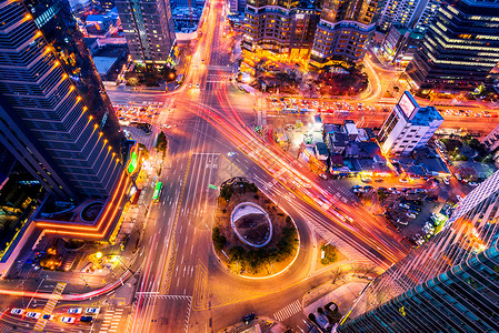 韩国 通过首尔的十字路口夜行交通速度生活城市景观路口时间摩天大楼都市市中心建筑旅行背景图片