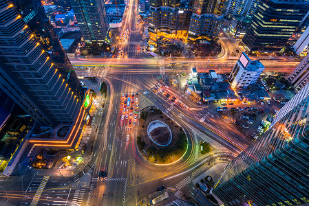 韩国 通过首尔的十字路口夜行交通速度办公室城市路口运动天际都市时间市中心旅行生活背景图片