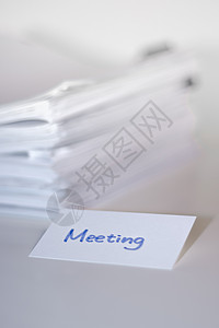 桌字背景会议; 白桌和背景上的文件堆放背景