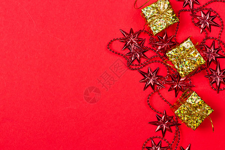 圣诞红背景 配礼物和装饰派对装潢金子风格花环假期装饰品庆典展示框架背景