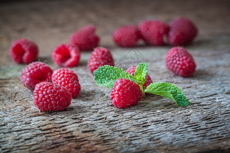 覆盆子元素木本底有薄片叶的草莓水果浆果覆盆子艺术甜点食物宏观插图桦木叶子背景