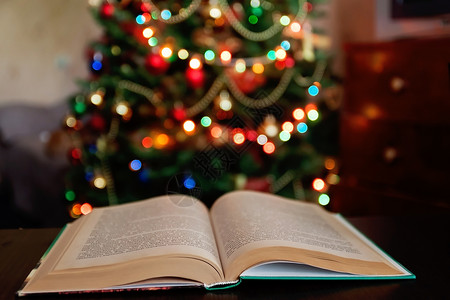 圣诞圣经和圣经 蜡烛模糊 背景浅学习架子图书馆文学教育知识档案纸板装饰木头背景图片