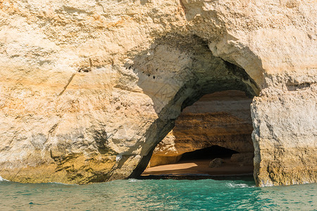 波尔蒂芒阿尔加夫美丽的洞穴石头海滩海岸线旅游石窟编队旅行悬崖岩石娱乐背景