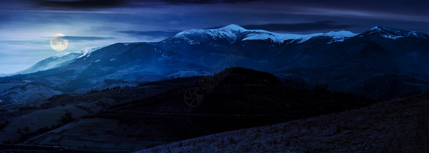 很多月亮夜晚的波尔扎瓦山脊背景