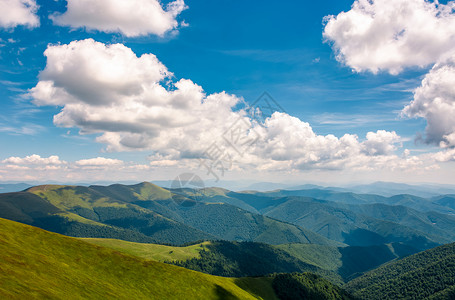喀尔巴阡山山脊在天空下有云高清图片