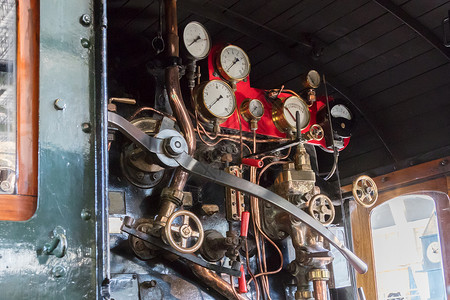 旧车机车  控制老列车空气蒸汽黑色管道车辆引擎瓣膜控制板火车盒子背景