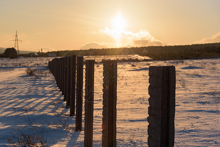 雪影冬季日落风雪覆盖国家田地农场场地降雪季节戏剧性土地农村天空蓝天冻结背景