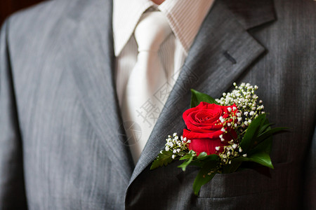带有玫瑰的按钮洞灰色夹克领带男人外套衬衫红色铭文婚礼套装背景图片