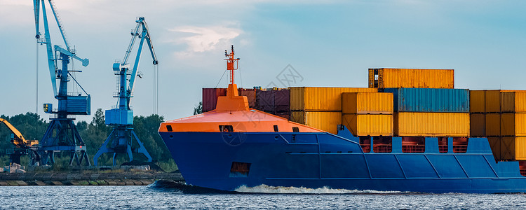 夏天货物蓝集装箱船舶正在运行中运输商业货运出口金属生产货物港口橙子血管背景