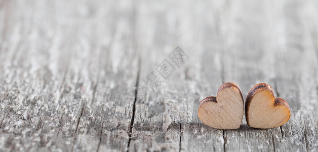 两个木心卡片木头夫妻乡村婚礼棕色背景