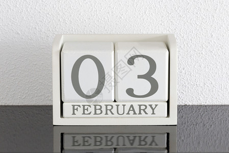 白色块日历当前日期为 3 月和 2 月历史反射黑色假期节日会议死亡框架白色派对背景图片
