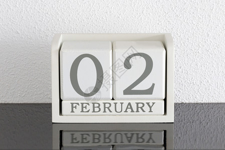 白色块日历当前日期为 3 月和 2 月派对历史会议框架反射节日白色死亡假期黑色背景图片