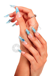 化妆品蓝色近距离拍摄美丽的女性手 用修指甲钉子化妆品女士女孩手指奢华艺术抛光魅力沙龙蓝色背景
