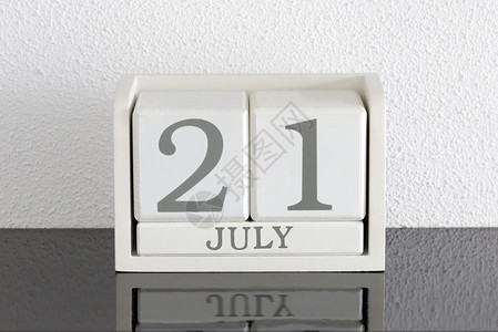 白区块日历目前日期 7月21日和黑色反射白色节日历史框架派对死亡会议假期背景图片