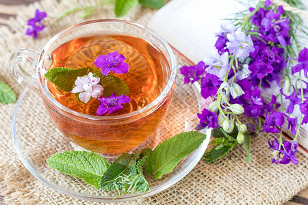 一杯夏茶加草药香气食物茶壶杯子叶子饮料药店花朵芳香草本植物背景图片